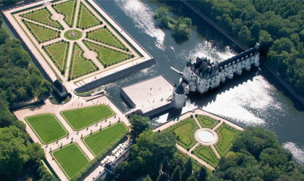 France Loire Valley Castles hot-air balloon ride. Tailor-made Luxury Holidays with In Luxe Travel France, the France Luxury Travel Specialist since 2007