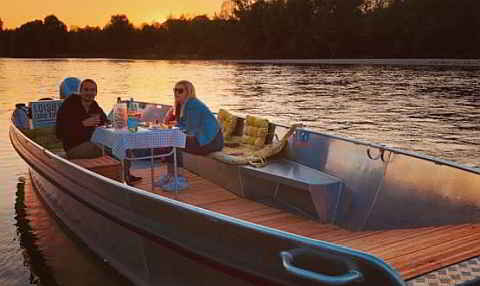 Loire Valley luxury holidays and private experience. Chic aperitive aboard a traditional boat on the Loire river.