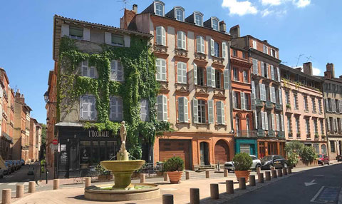 EXPLORE THE PICTURESQUE DISTRICTS OF SAINT ETIENNE AND CARMES IN TOULOUSE, OCCITANIA, FRANCE